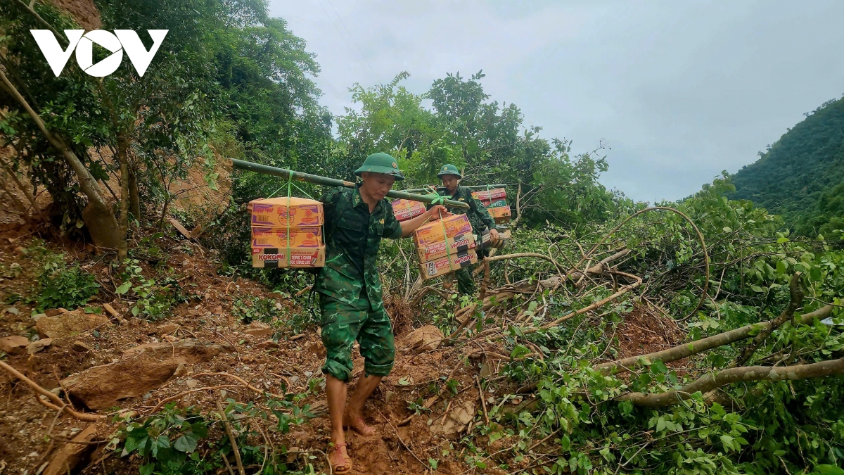 Vượt rừng tiếp cận bản Phá Mựt bị cô lập